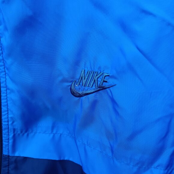 Vintage size medium NIKE windbreaker with zip-away hood - Picture 2 of 8